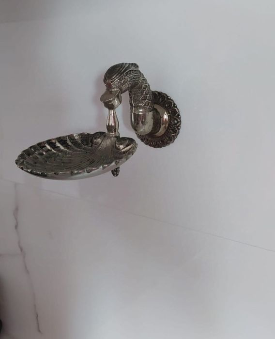 Saboneteira de parede em bronze