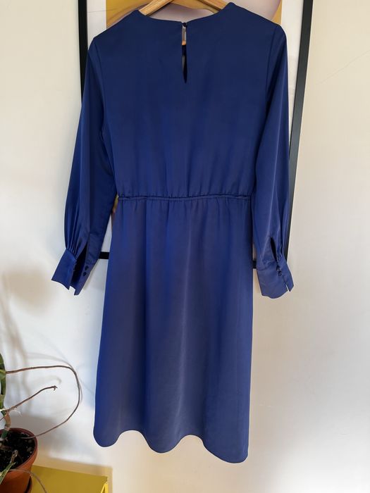 Kobaltowa niebieska sukienka z długim rękawem