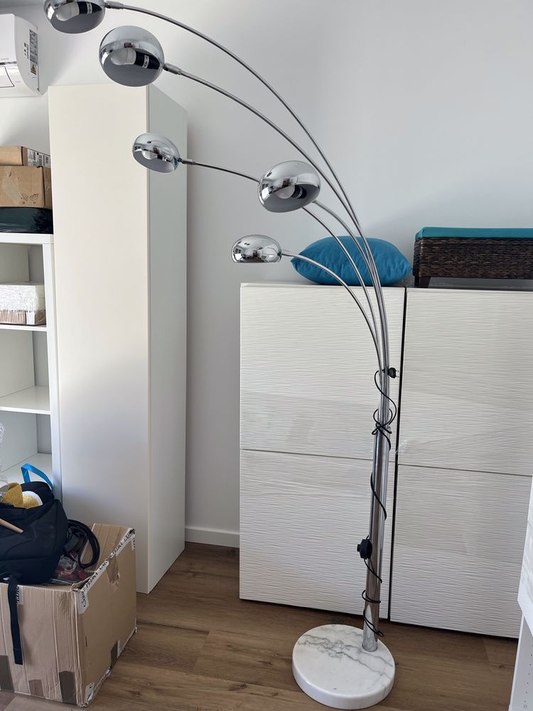 Candeeiro de pė moderno de metal com base em pedra marmore