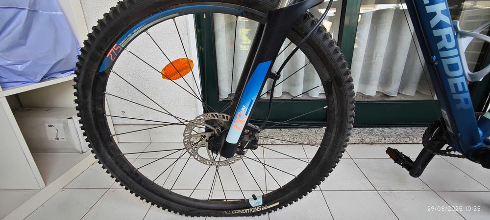 Vendo bicicleta, quase sem uso! Inclui capacete e óculos.