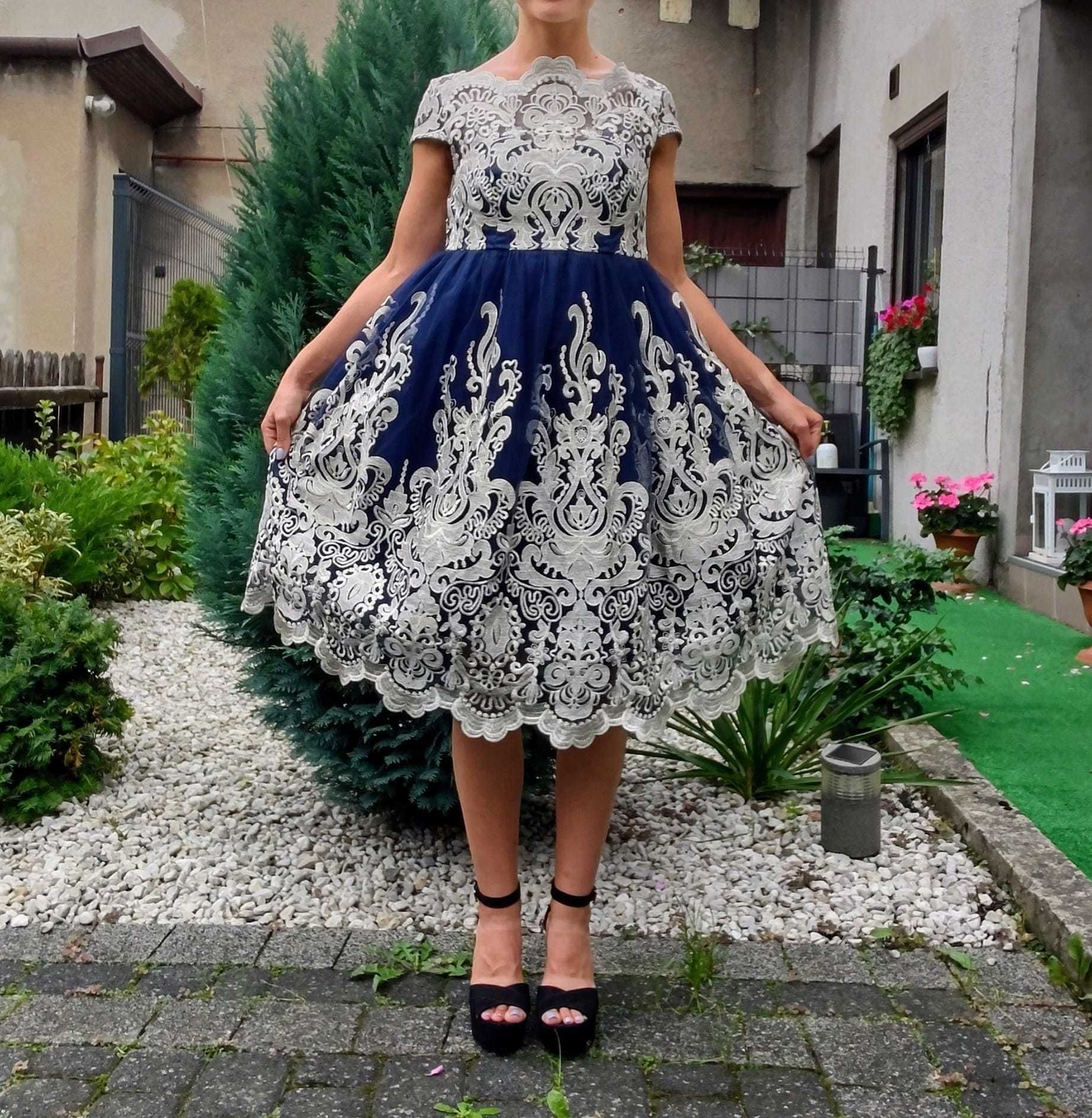Sukienka Chi Chi London must have granatowa haftowana midi wesele