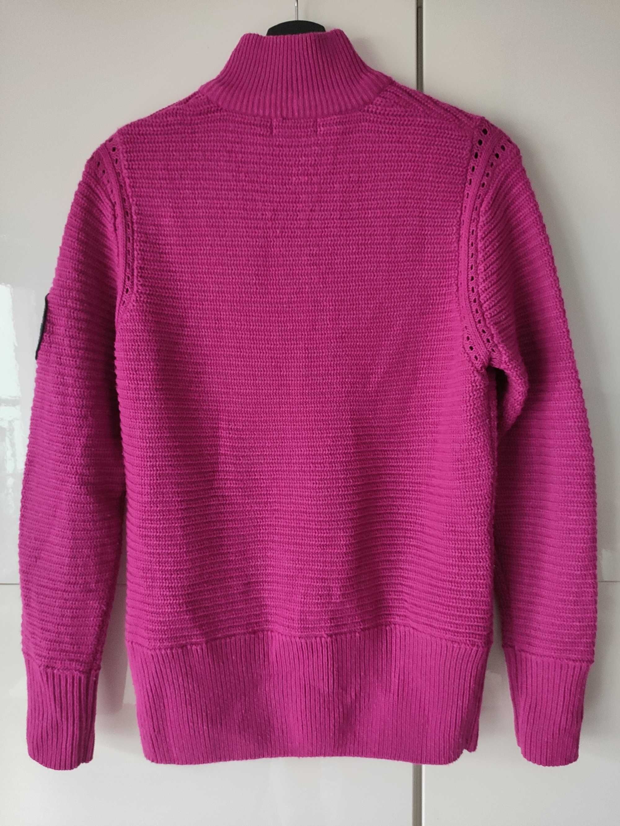 Różowy sweter z wełną w składzie Crane rozmiar M