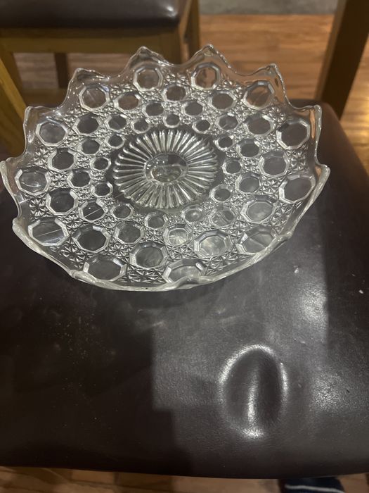 Szklana patera na nóżce