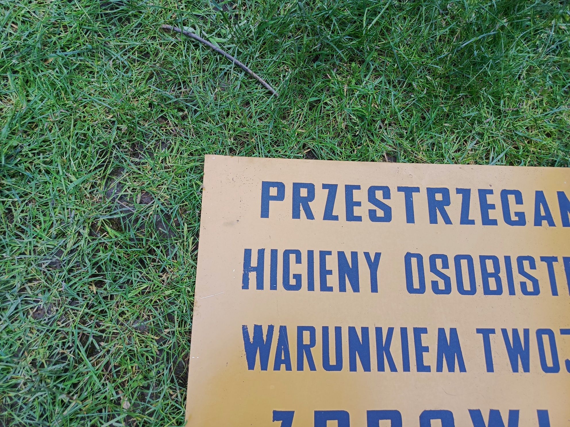 Stara metalowa tablica z PRL-u