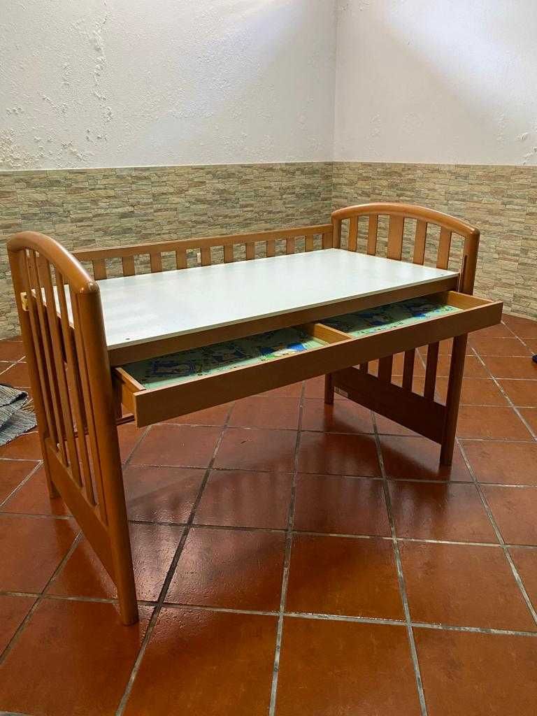 Cama de criança transformável em secretária