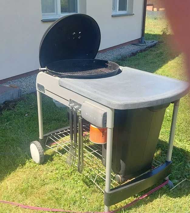Duzy Grill węglowy Weber Performer Touch-N-Go GBS Deluxe 57 cm