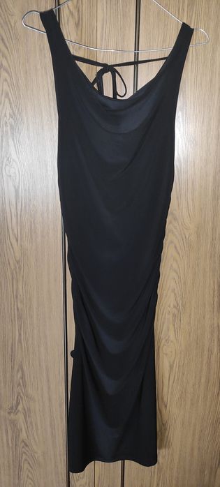 Czarna sukienka midi