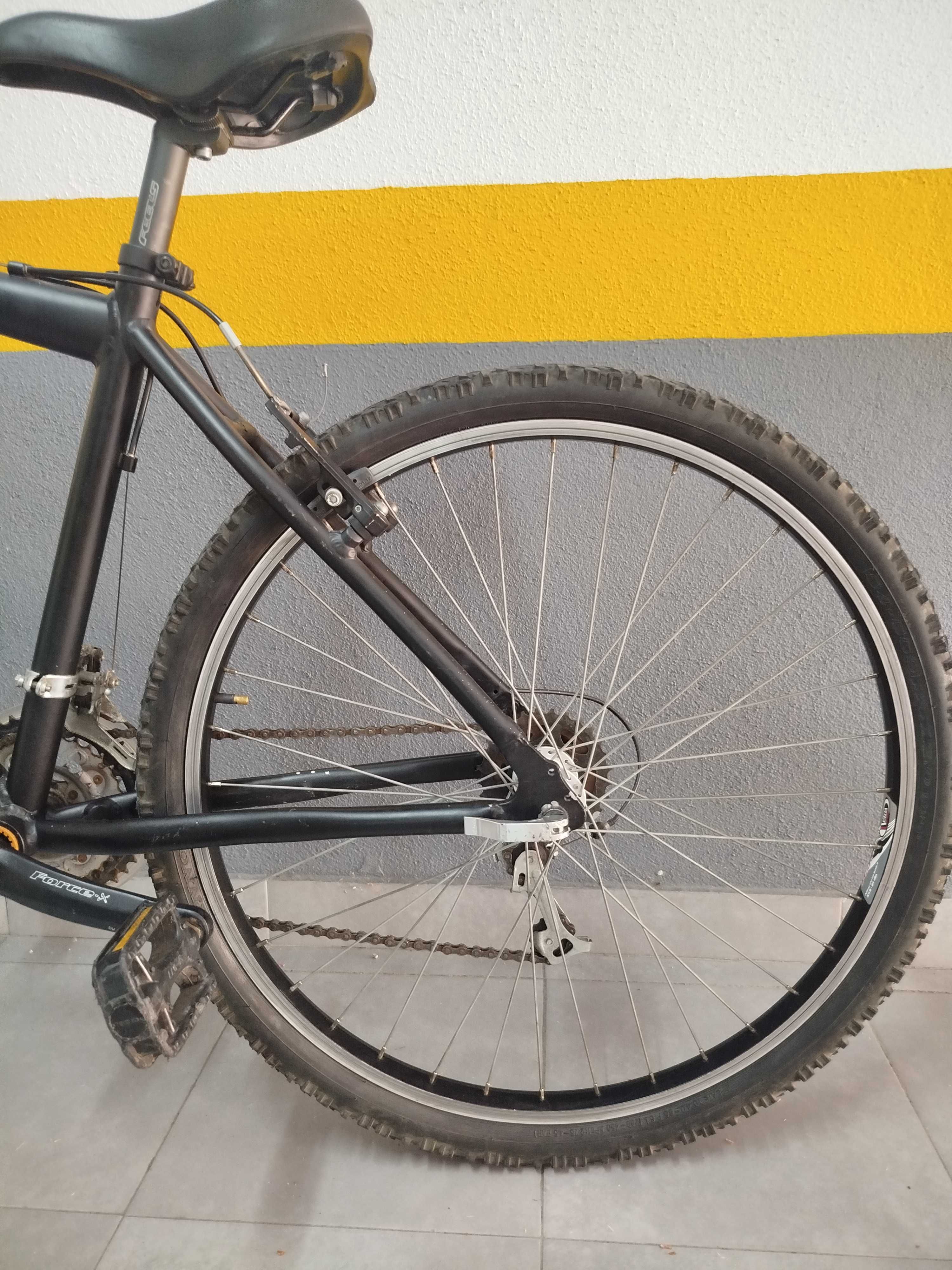 Bicicleta Astro montanha (MTB) com um aro de 26 polegadas.