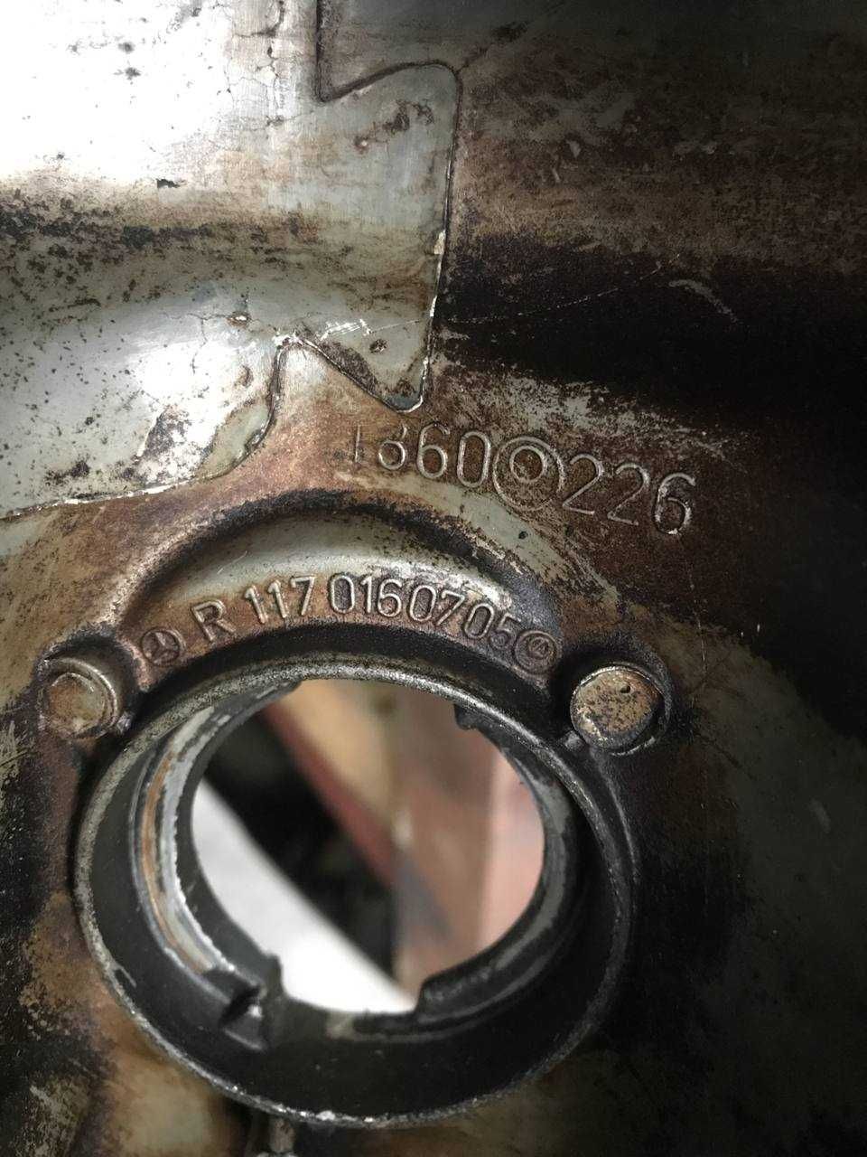 Кришка клапанна ГБЦ Mercedes W126 OM117 V8 R1170160705 R1170160605