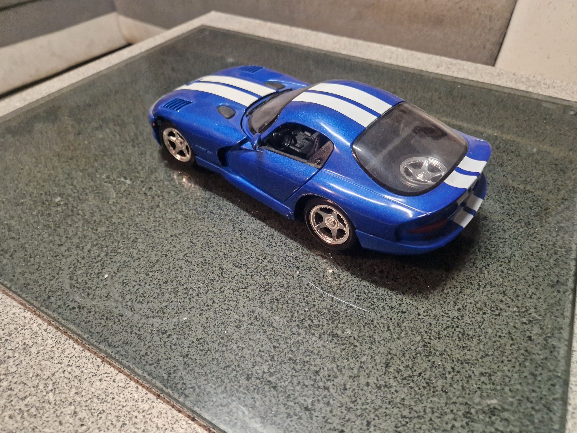 Dodge Viper GTS 1:18  Maisto