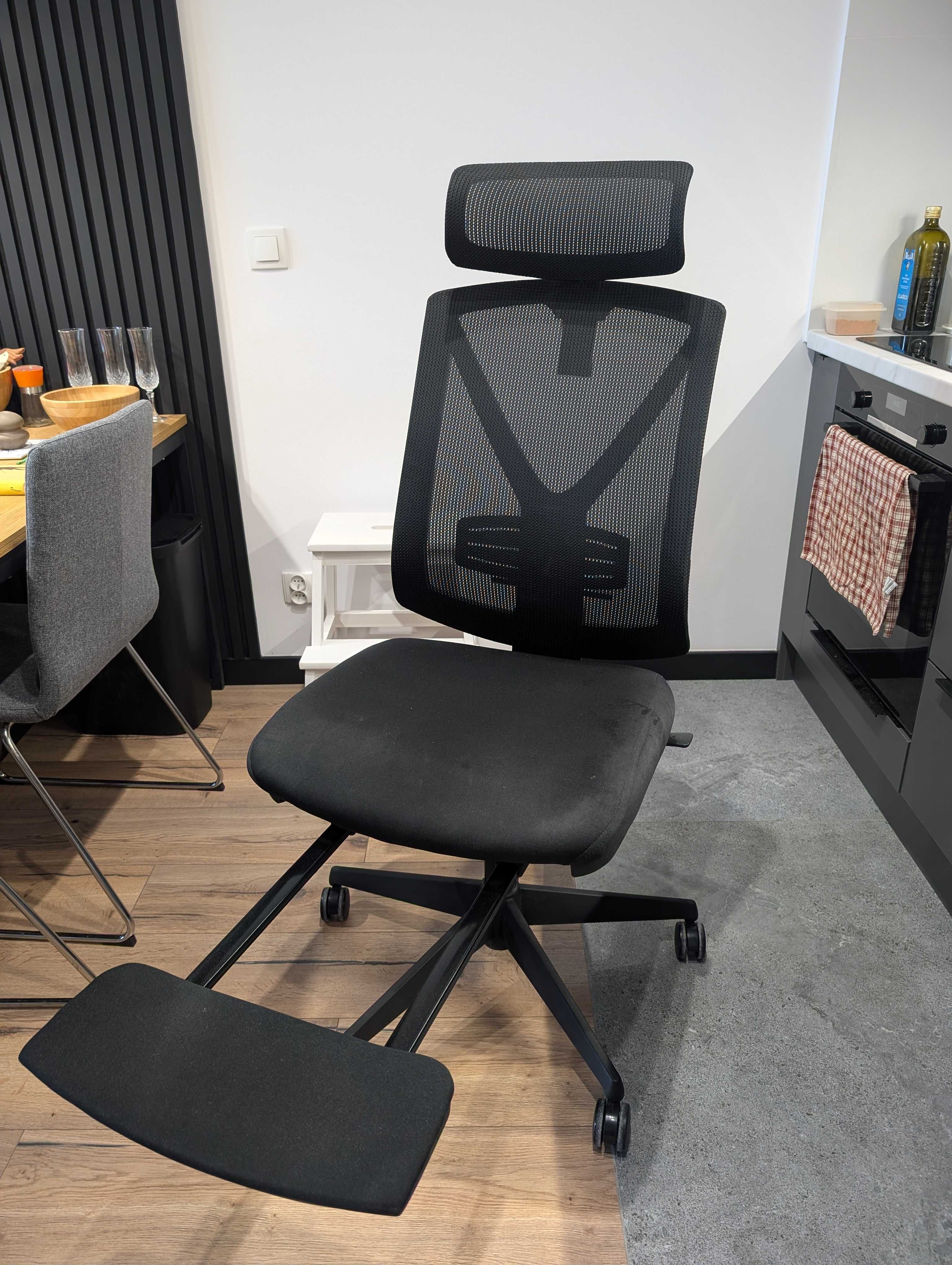Ergonomiczne krzesło biurowe z zagłówkiem i podnóżkiem