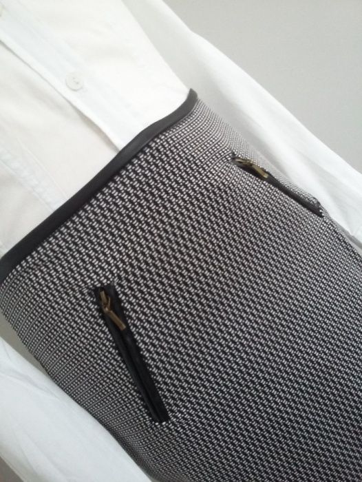 Ołówkowa spódnica z zameczkami w czarno-biały wzór rozmiar 34/XS
