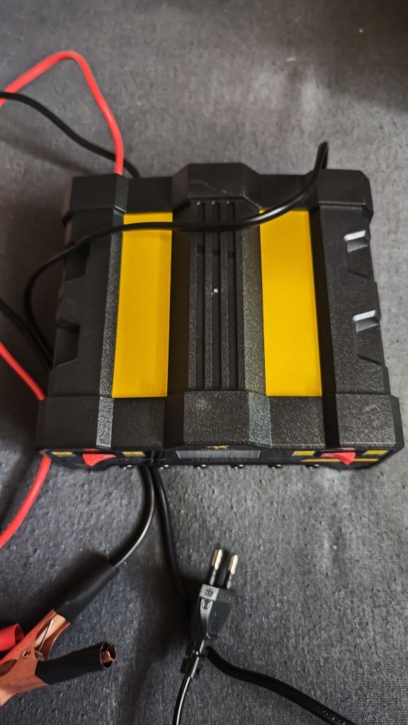 Prostownik inteligenty automatyczny 12//24v  LCD puls