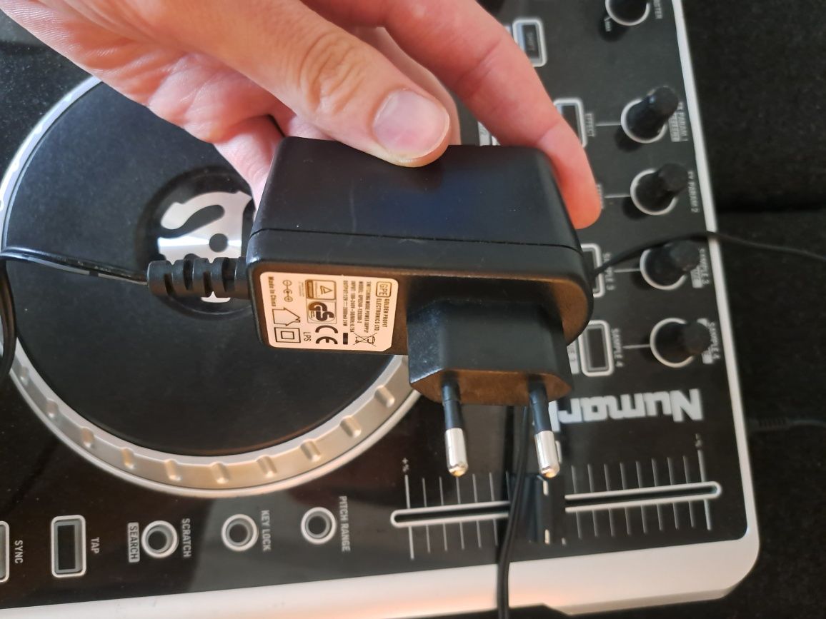 Kontroler Numark N4 konsola