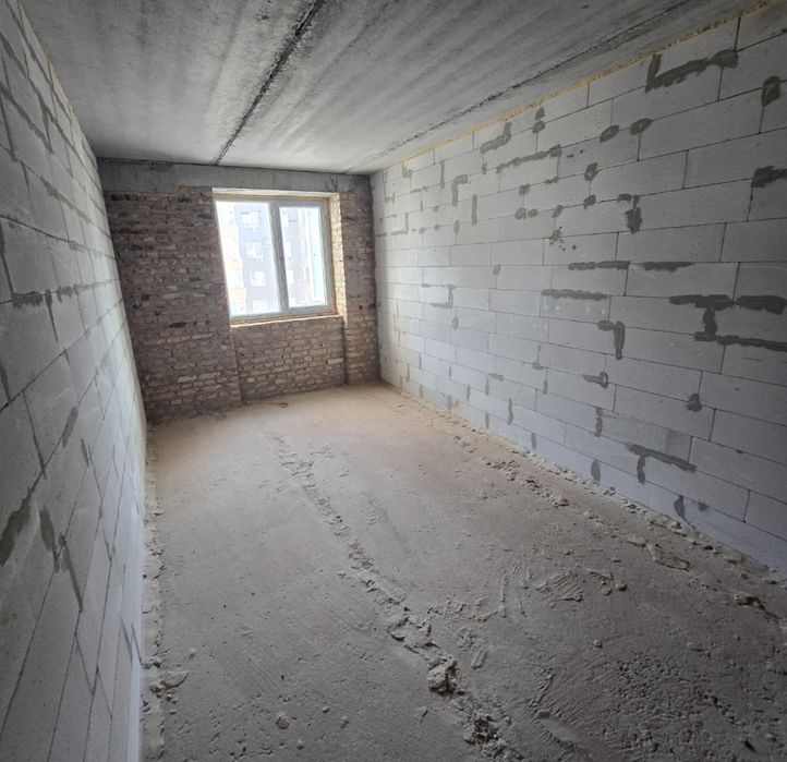 Сучасна простора з чудовим плануванням квартира