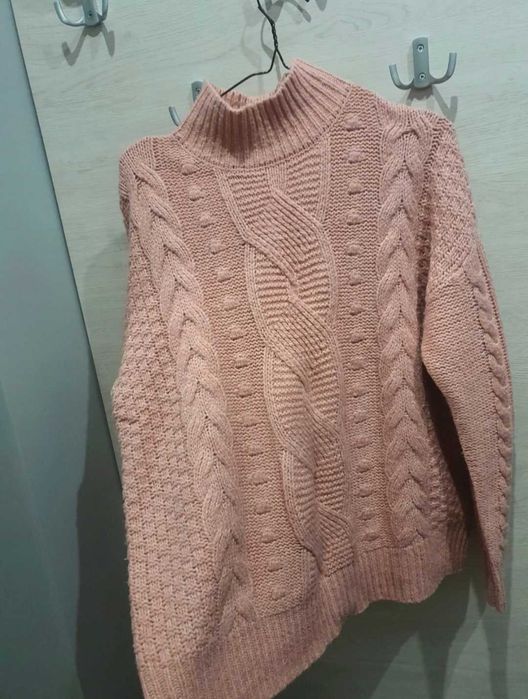 Jasnoróżowy sweter firmy F&F