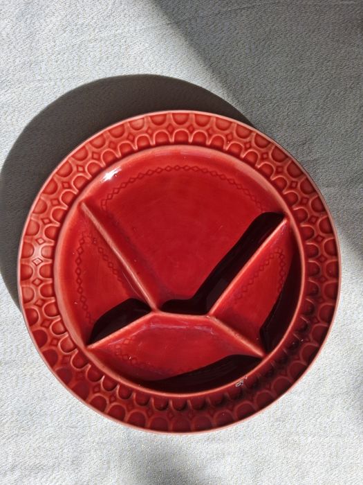 Fracuski talerz czerwony