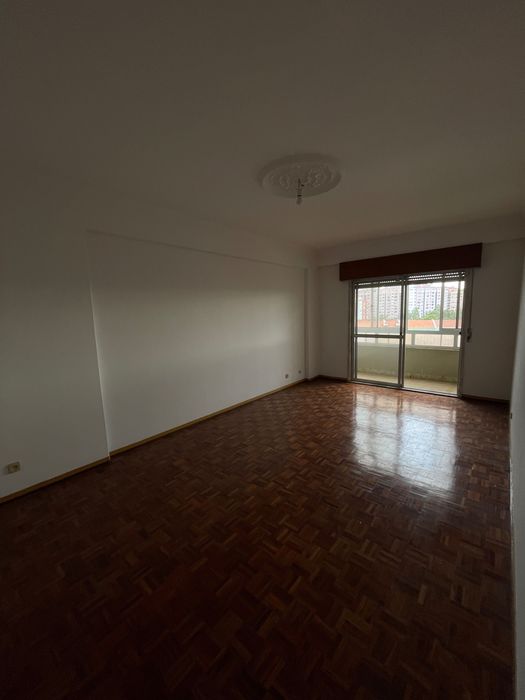 Apartamento T2   com grande luminosidade natural e varandas e elevador