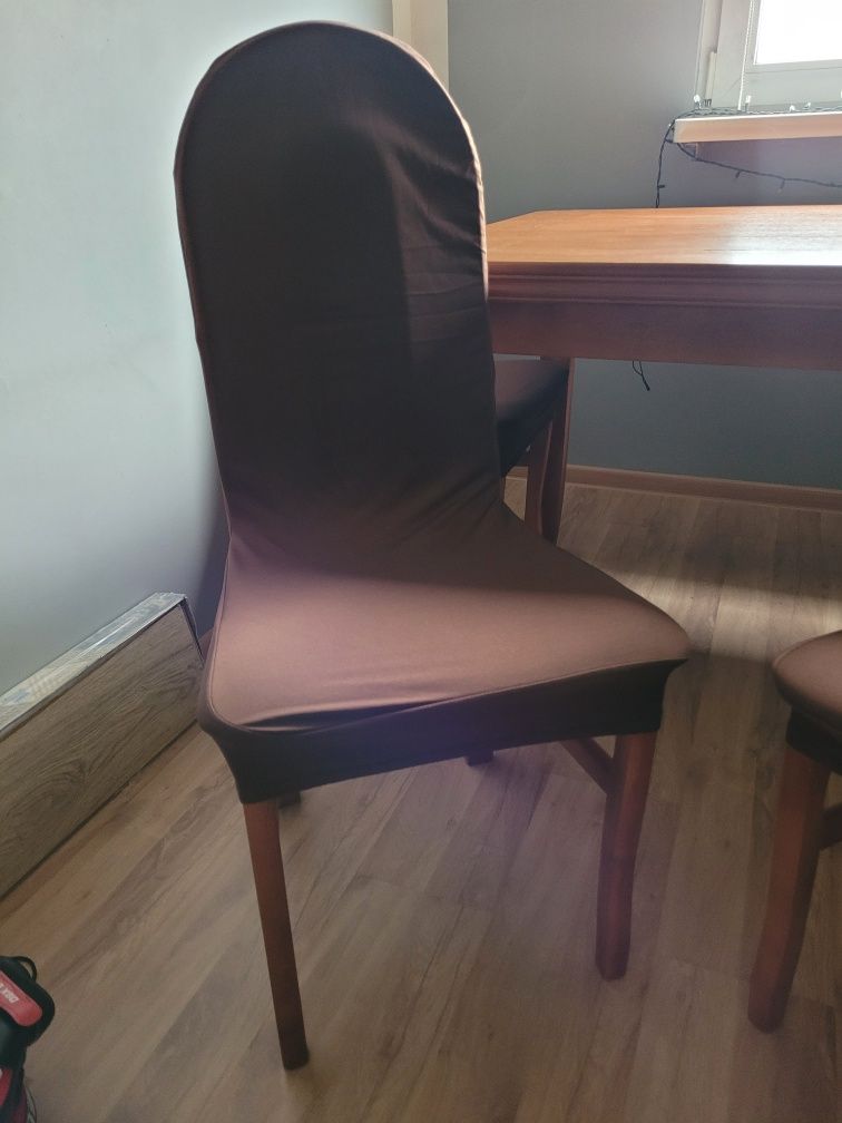 Drewniany stół rozkładany z kompletem krzeseł