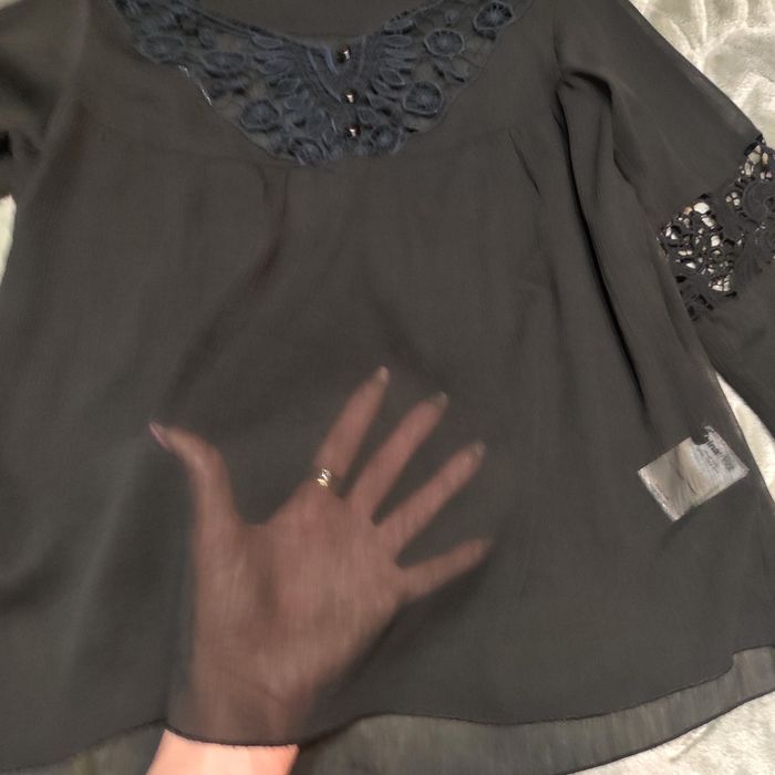 Bluzeczka czarna z tiulu z ozdobnym wykończeniem M
