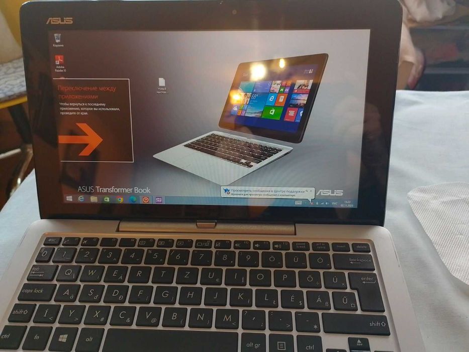 ноутбук-планшет Asus T200TA та два планшета Asus та Lenovo