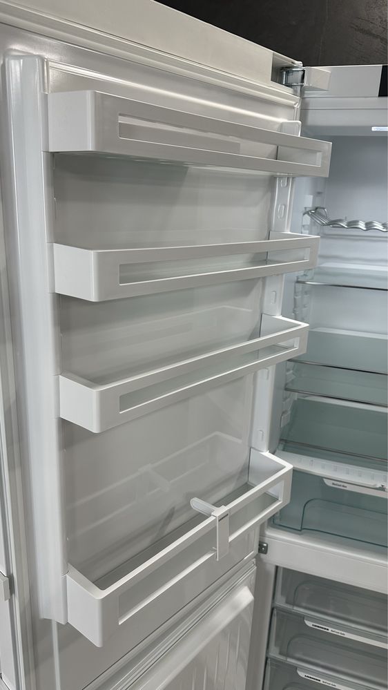Широкий  вмісткий холодильник Liebherr CN5735