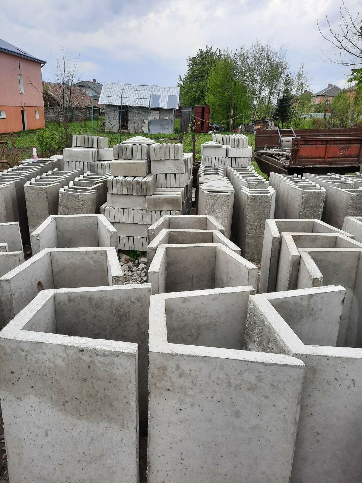 Продаємо бетоні капелюхи, бардюри та залізо бетонні жолоба-лотки.
