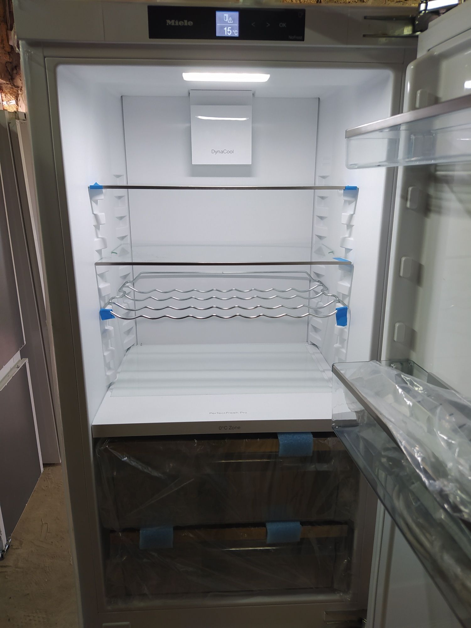 Вбудований (Новий) холодильник з морозильною камерою Miele KFN 7744 E