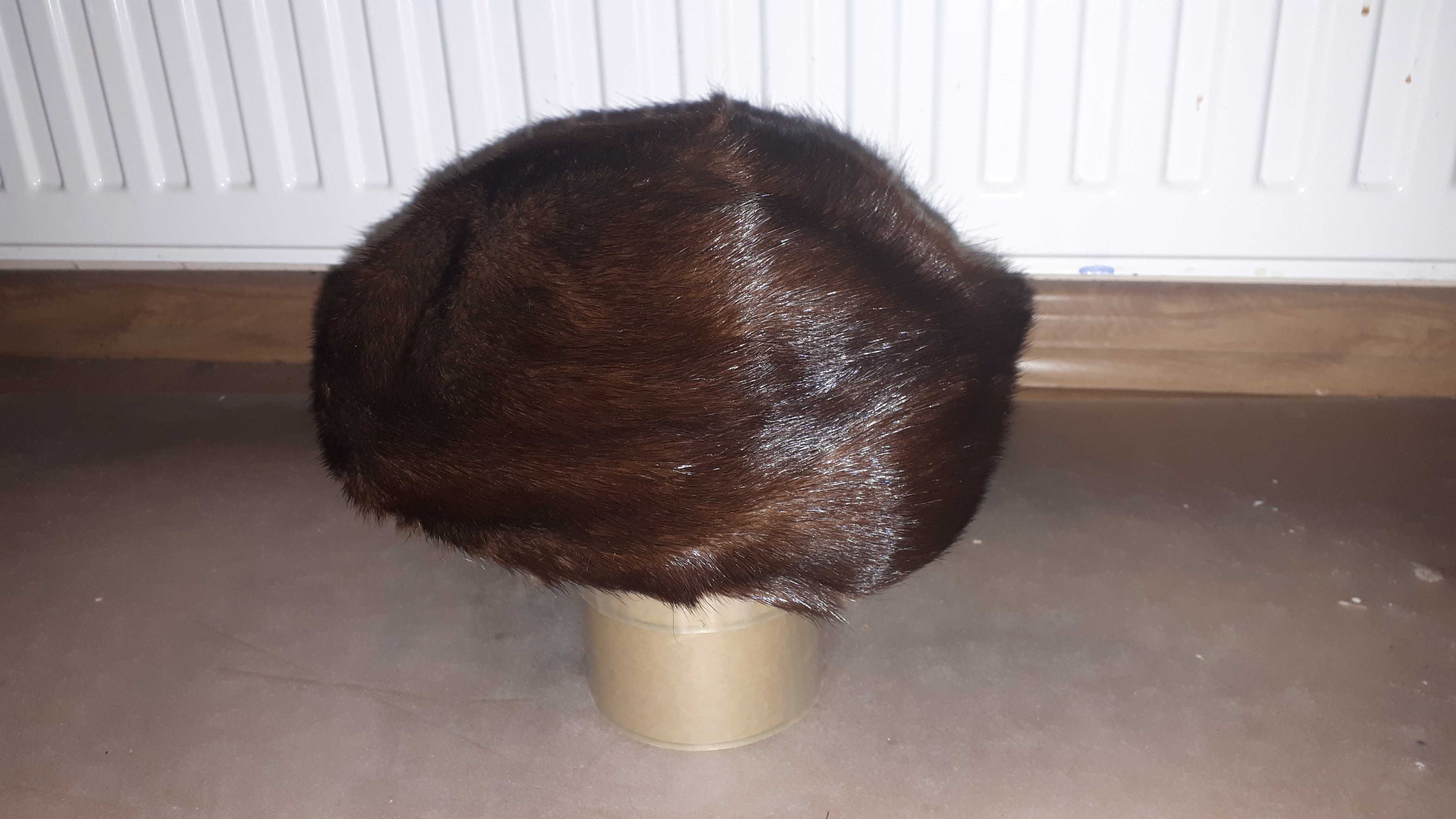 Niekompletna czapka beret chyba z depilowanych piżmowców / nutrii
