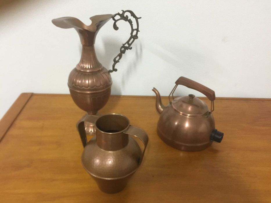 Jarros  e prato de cobre, bule, e jarra
