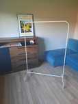 Biały wieszak Ikea na ubrania