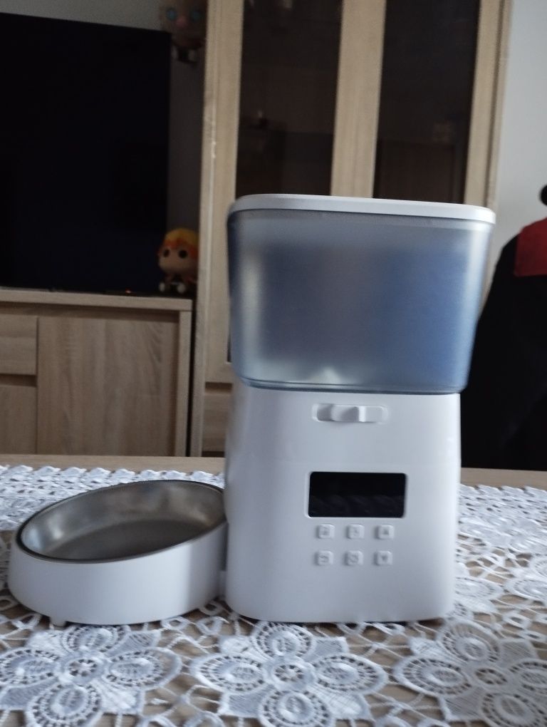 Podajnik na suchą karmę dla kota
