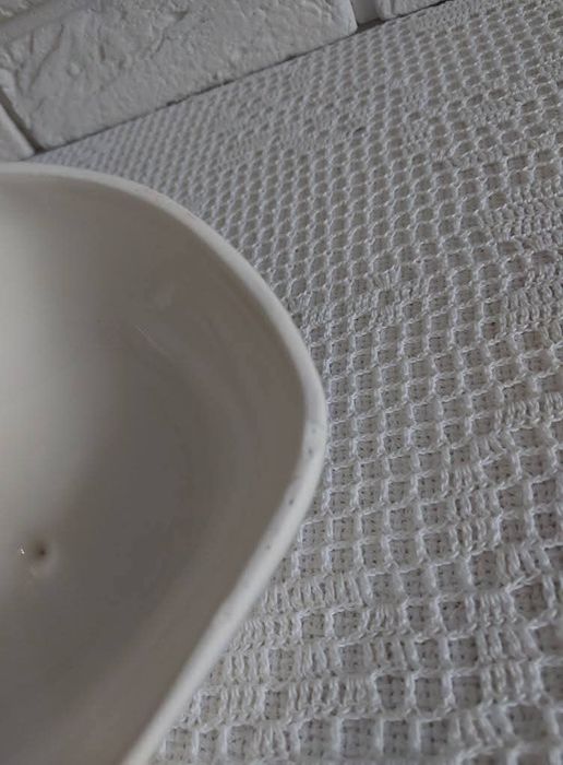 Ceramiczna maselniczka.