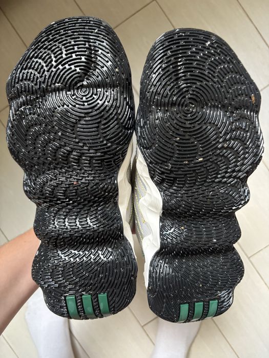 жіночі кросівки adidas б/у в гарному стані, 40р