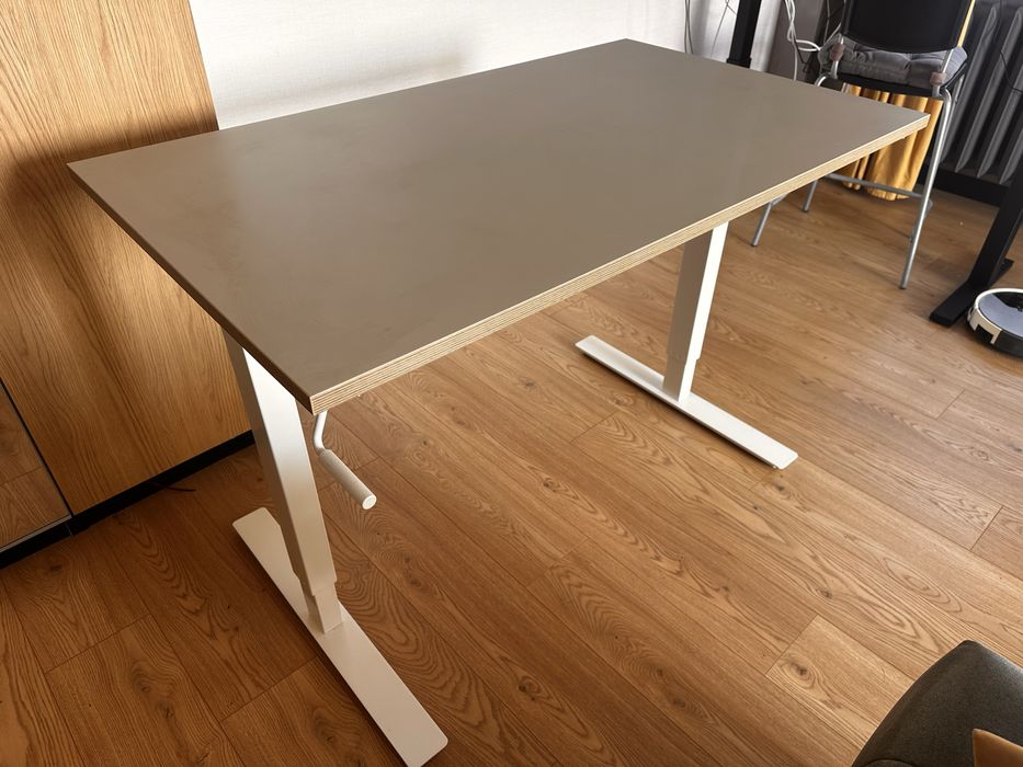 Biurko z regulowana wysokoscia