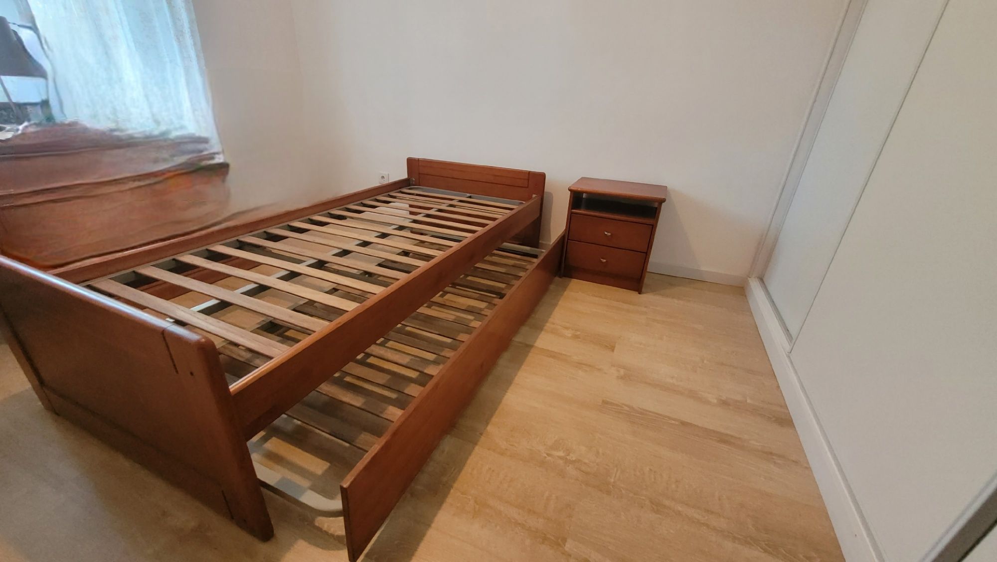 Cama dupla de solteiro em madeira + mesa de cabeceira