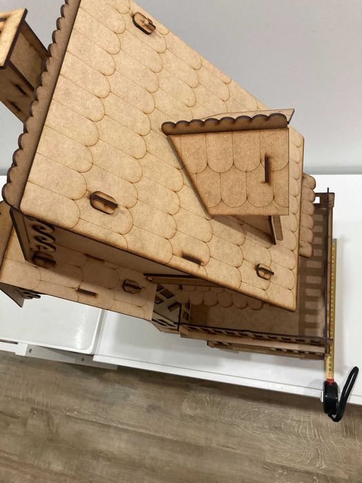 Casinha de bonecas de madeira