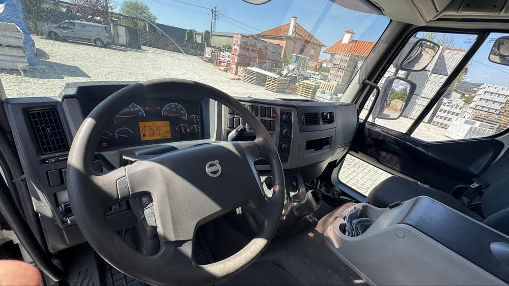Camião VOLVO FL com grua e báscula