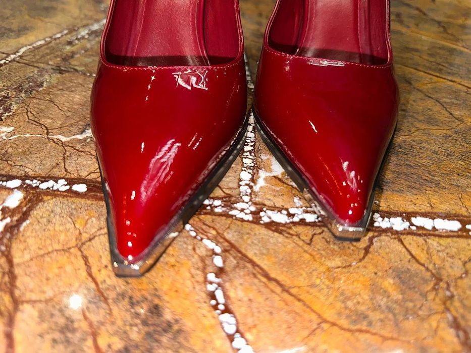 Класичні туфлі на підборах.