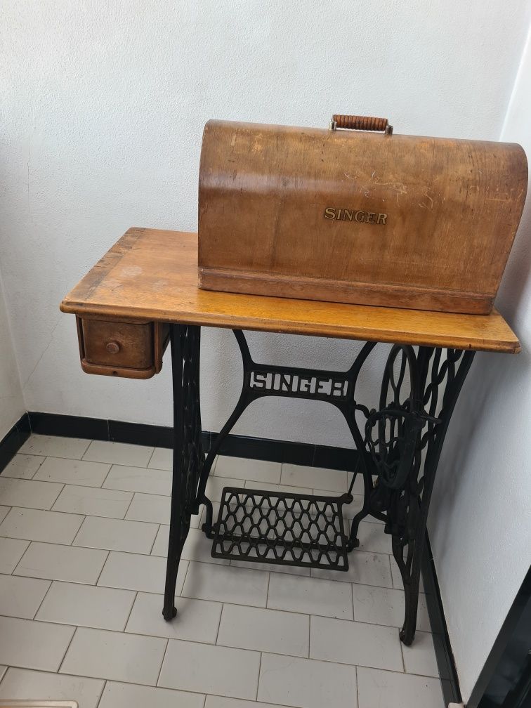 Máquina de costura Singer muito antiga a funcionar