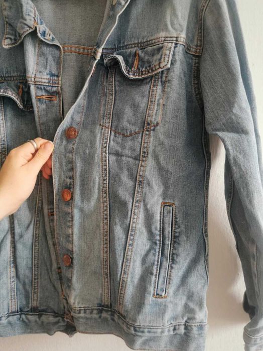 Jeansowa kurtka z kieszeniami