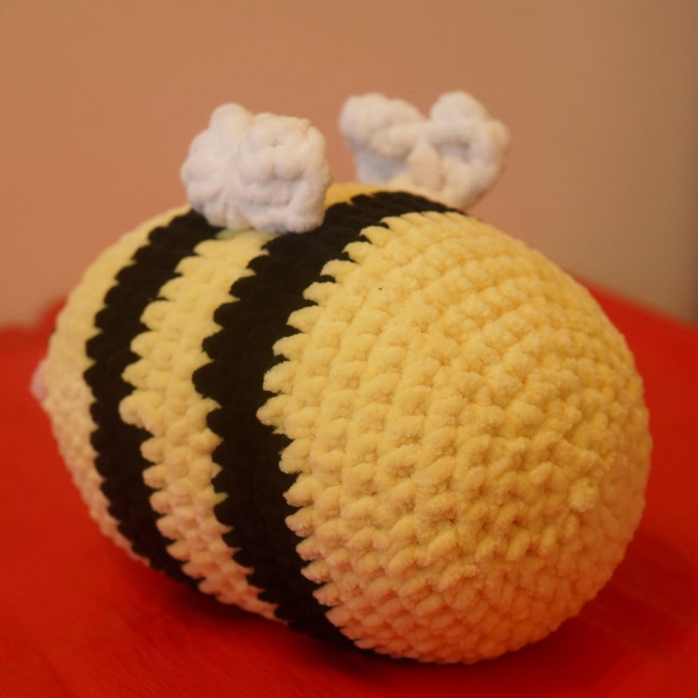 Pszczółka Amigurumi szydełko handmade pluszak pszczoła