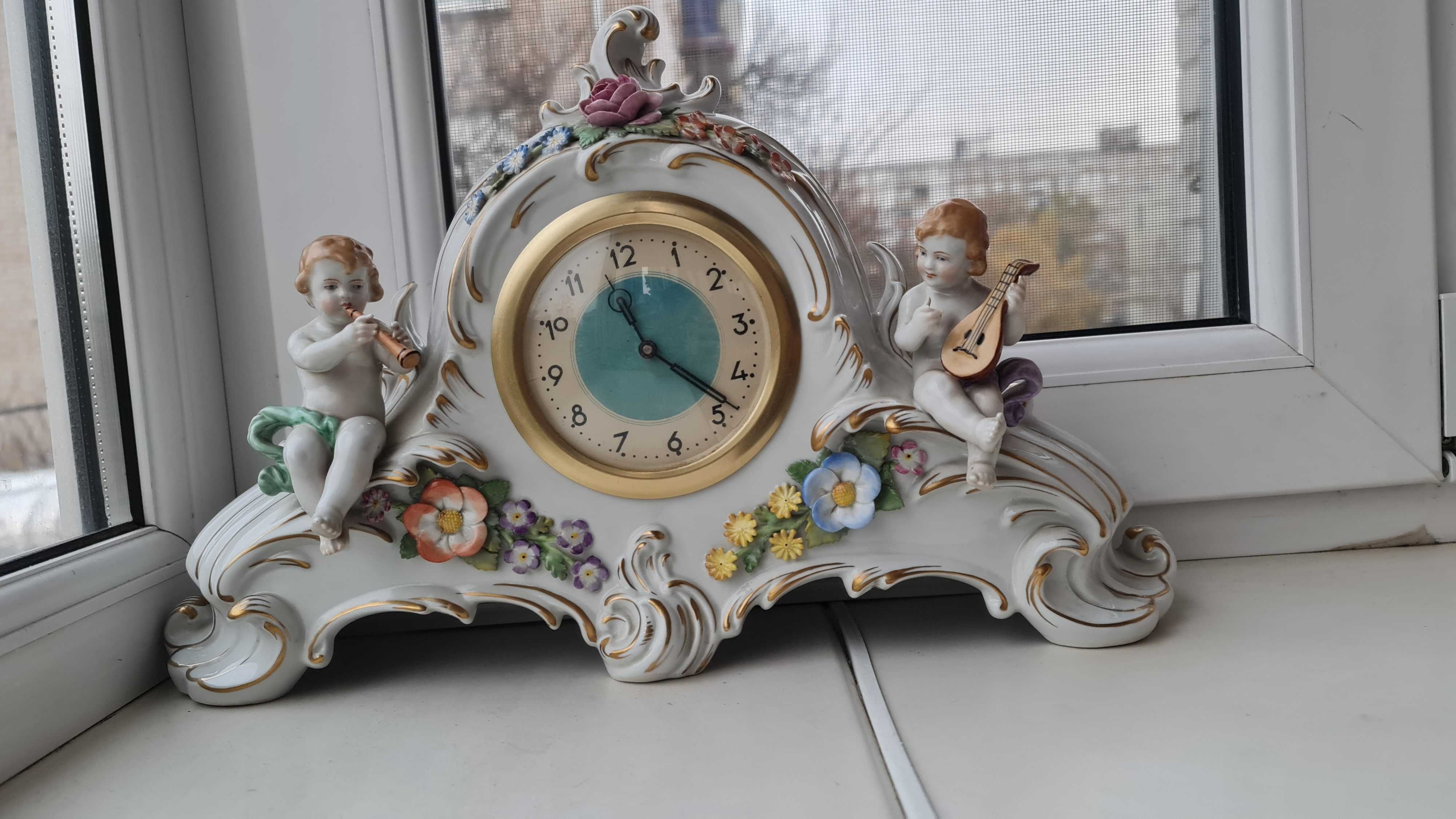 Фарфор ГДР каминные антикварные часы Путти Германия Schierholz