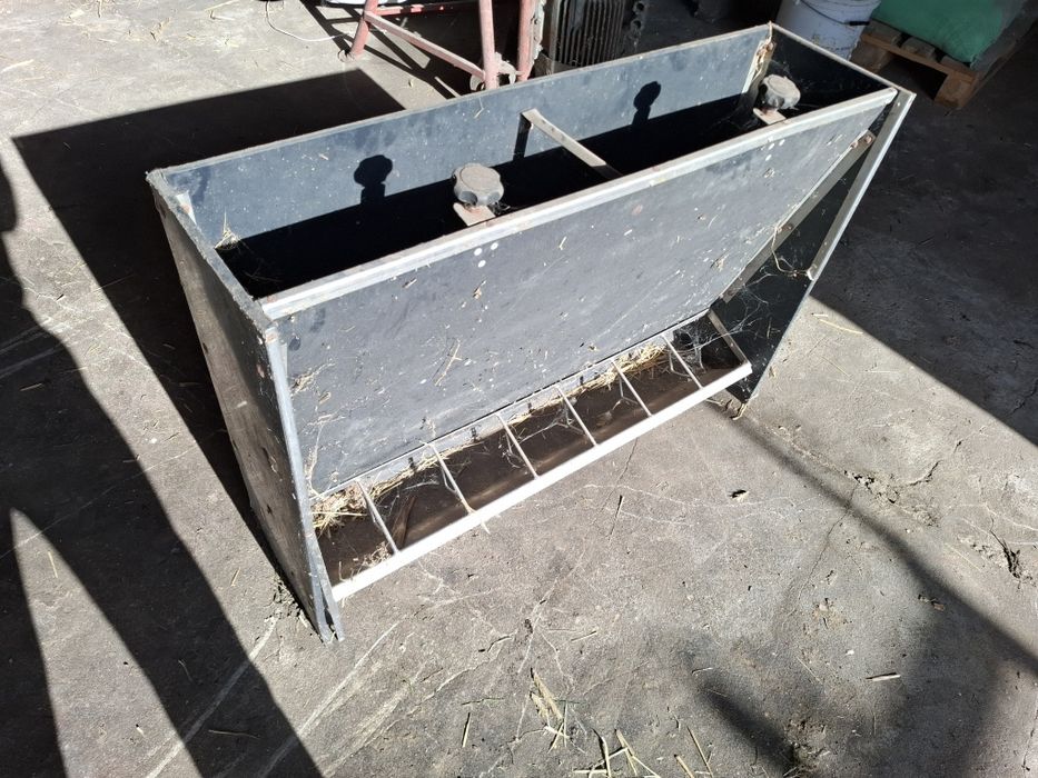 Automat do prosiaków z tworzywa