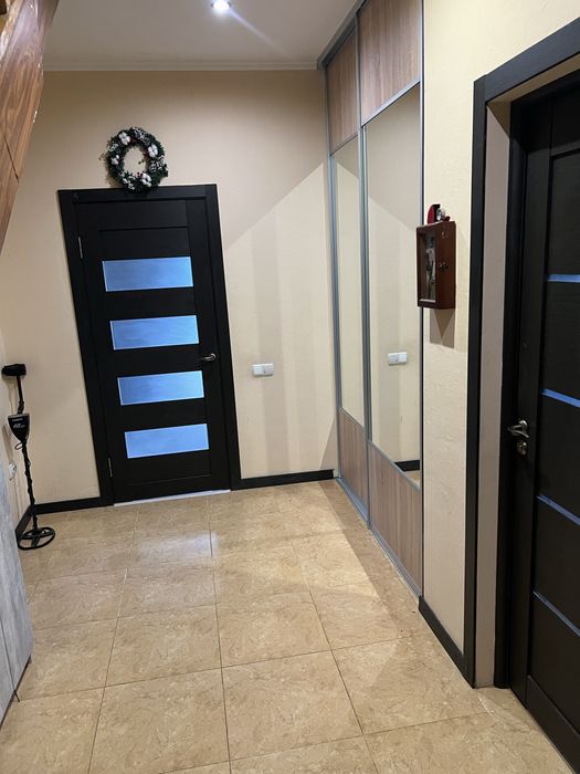 Будинок з ремонтом та терасою