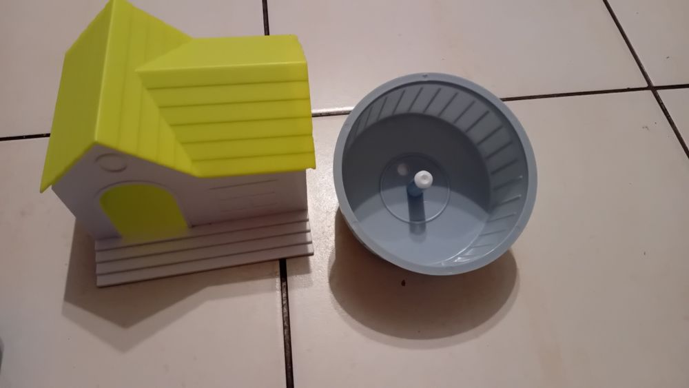 Domek i kołowrotek (karuzela około 10 cm średnicy)