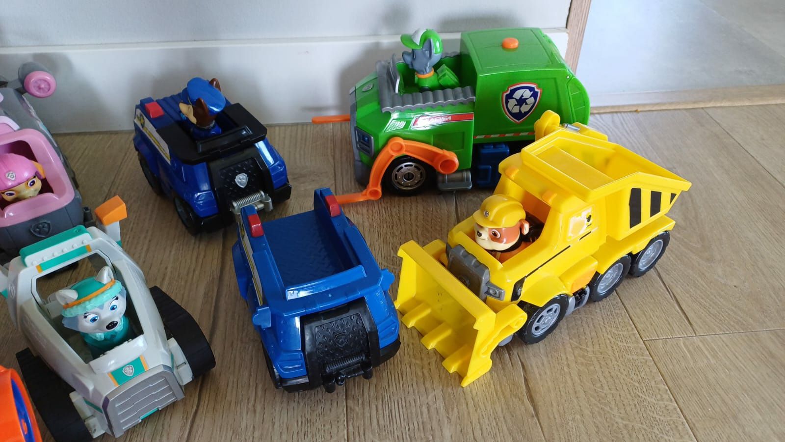 Psi Patrol 9 pojazdów z figurkami + baza