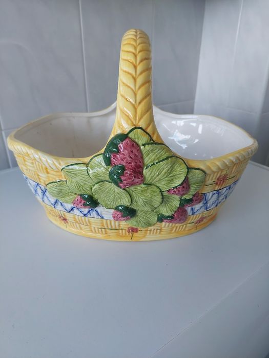 Fruteira em loiça com pega.