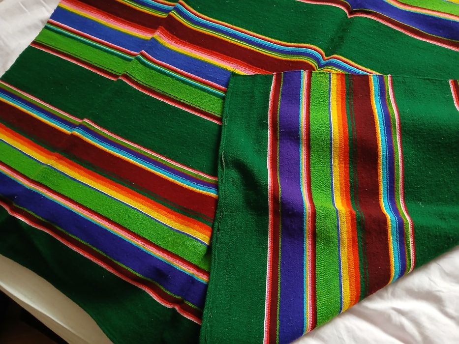 Kilim wełniany. Narzuta w stylu łowickim.
Wymiary 127x247 cm.