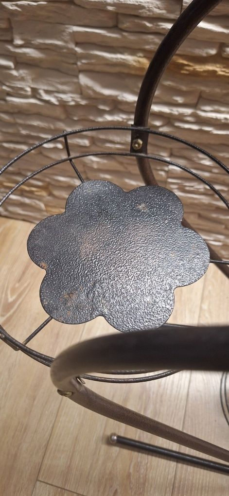 Kwietnik, stojak na kwiaty w kształcie serca